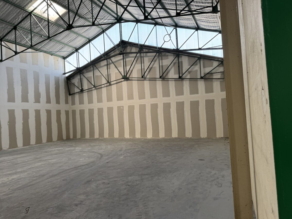 Locaux d'activité A LOUER de 1 430 m² divisibles à partir de 68 m² a REYRIEUX