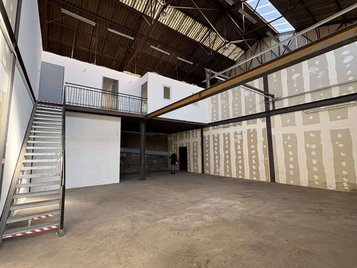 Locaux d'activité A LOUER de 300 m² divisibles à partir de 150 m² a FEYZIN