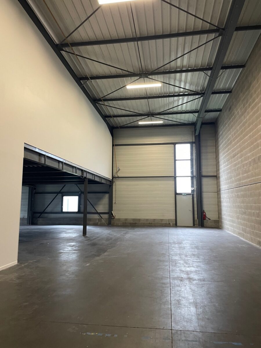 Locaux d'activité A LOUER de 279 m² non divisibles a SAINT PRIEST