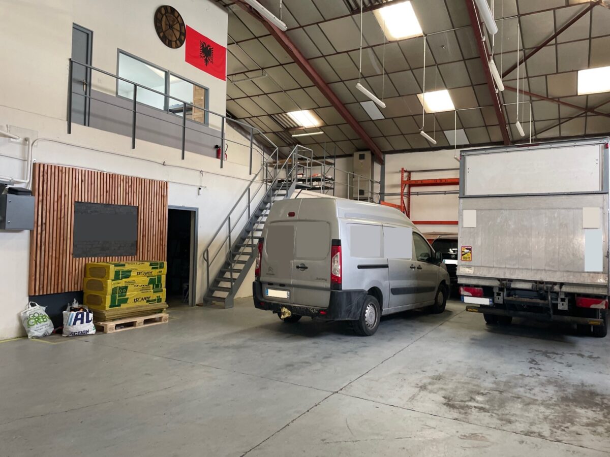 Locaux d'activité A LOUER de 400 m² non divisibles a GRIGNY