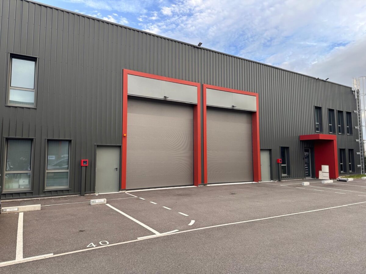 Locaux d'activité A LOUER de 623 m² divisibles à partir de 243 m² a CHASSIEU