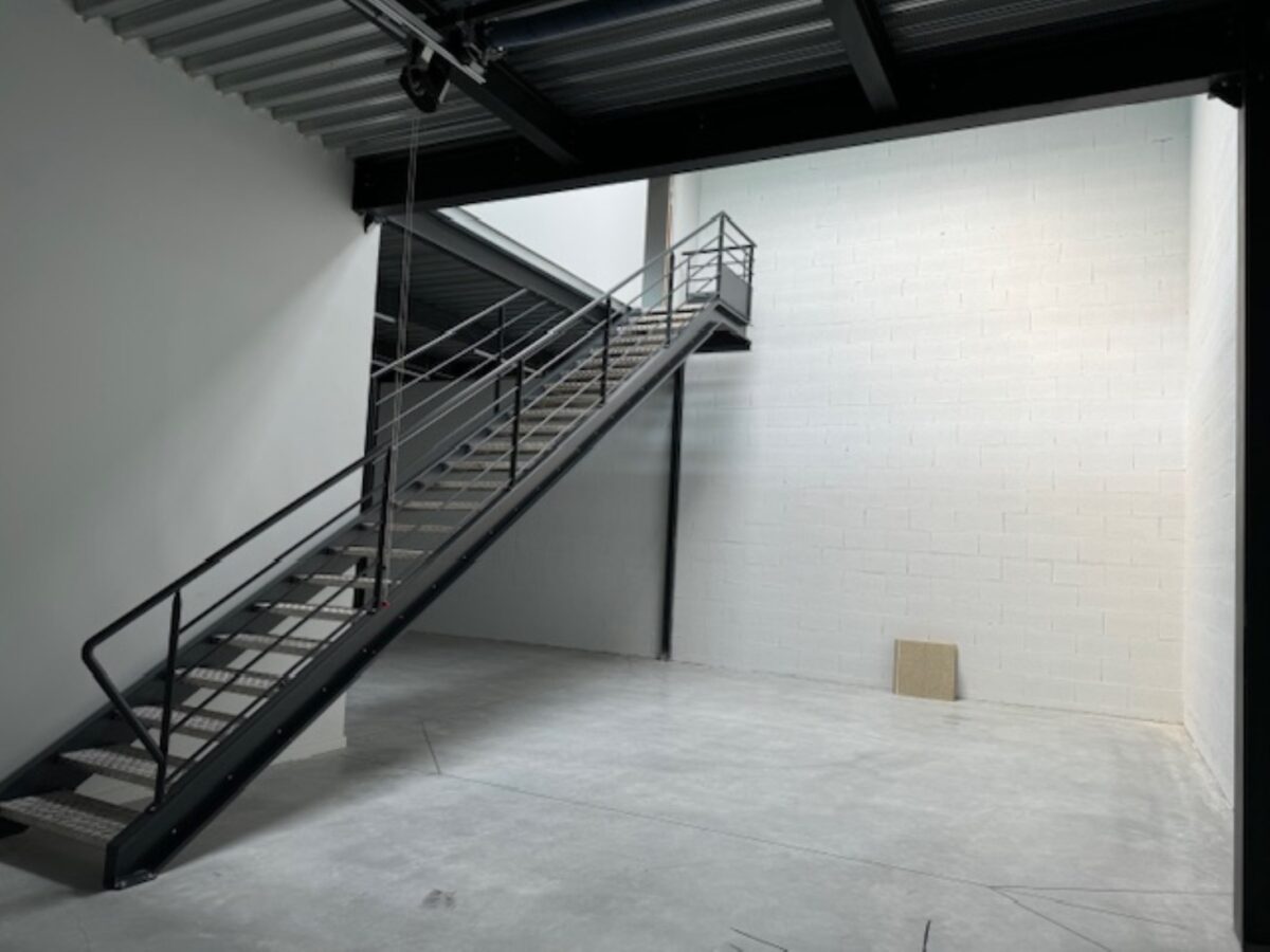 Locaux d'activité A VENDRE OU A LOUER de 584 m² divisibles à partir de 242 m² a LA TOUR DE SALVAGNY