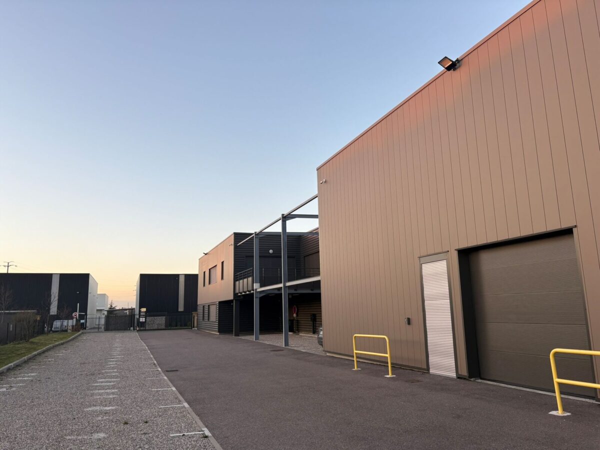 Locaux d'activité A VENDRE OU A LOUER de 1 032 m² non divisibles a SAINT PRIEST