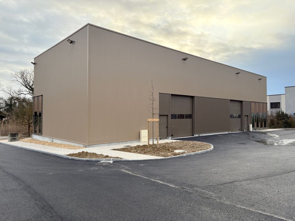 Locaux d'activité A LOUER de 408 m² divisibles à partir de 137 m² a JONS