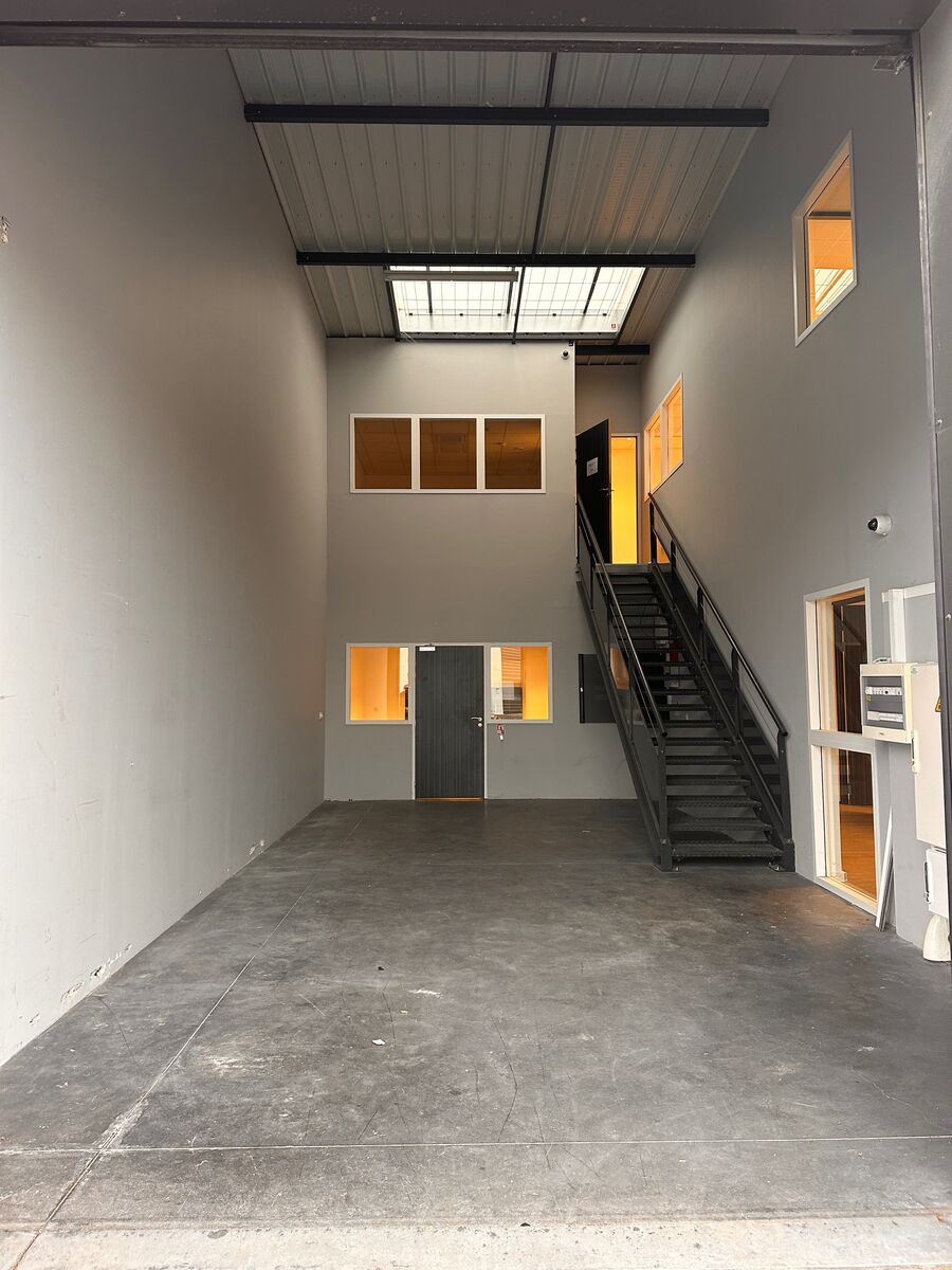 Locaux d'activité A VENDRE OU A LOUER de 300 m² non divisibles a CHASSIEU