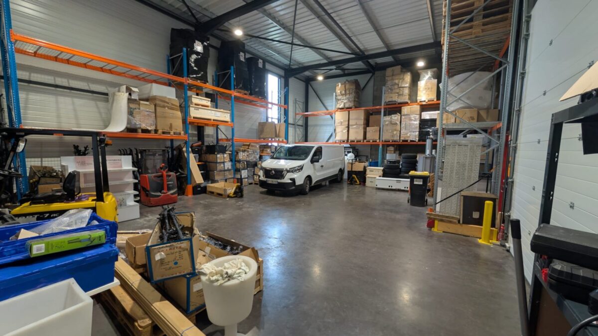 Locaux d'activité A LOUER de 240 m² non divisibles a COLOMBIER SAUGNIEU