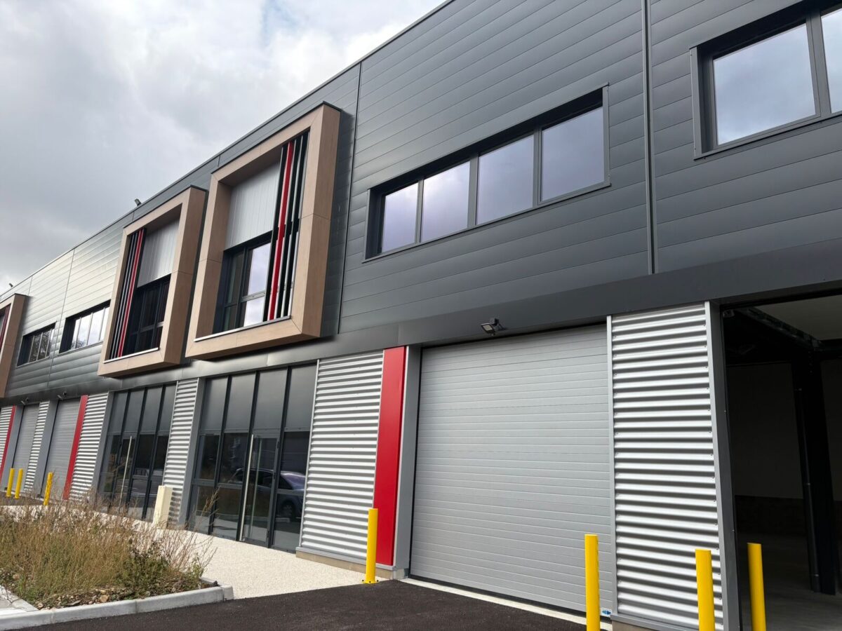 Locaux d'activité A LOUER de 5 610 m² divisibles à partir de 365 m² a SAINT LAURENT DE MURE