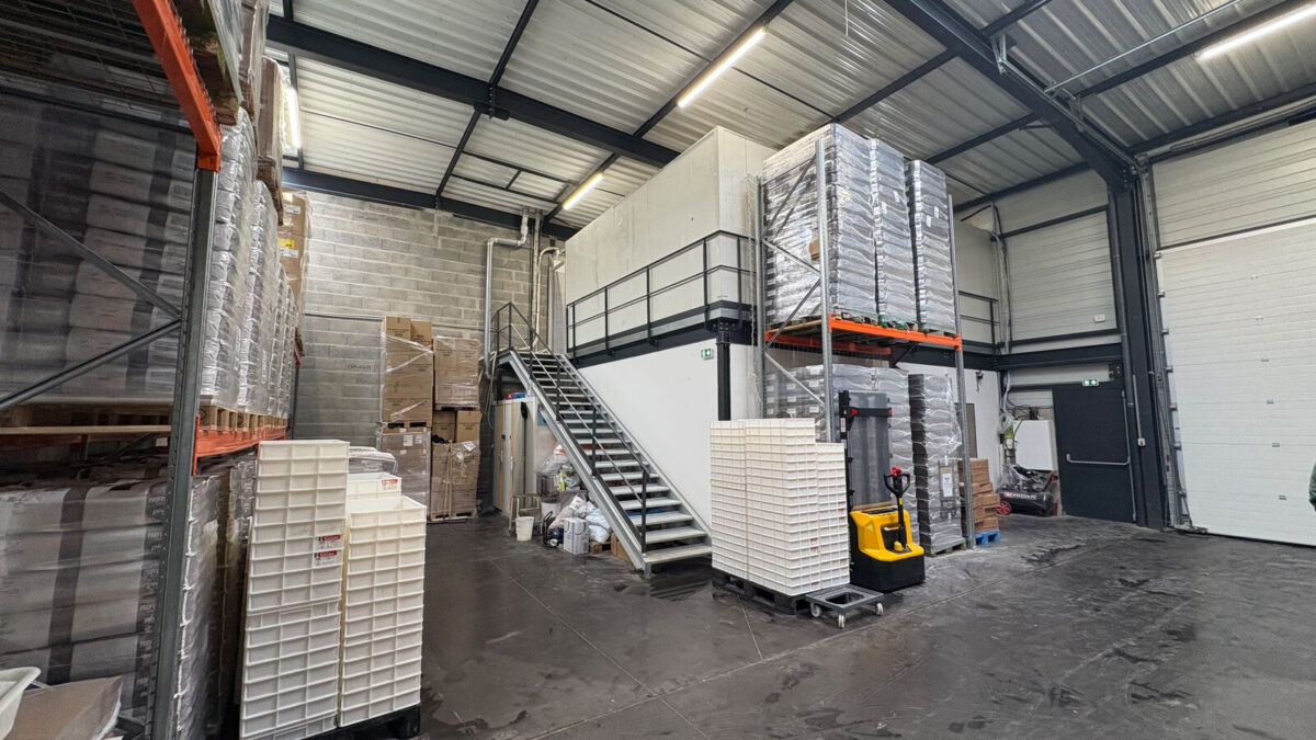 Locaux d'activité A LOUER de 319 m² non divisibles a DECINES CHARPIEU