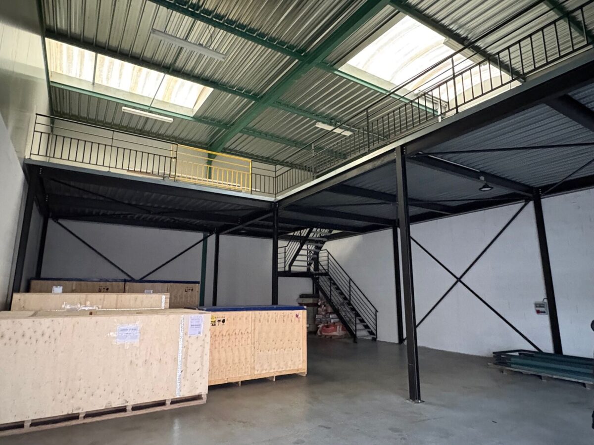 Locaux d'activité A LOUER de 250 m² non divisibles a MILLERY