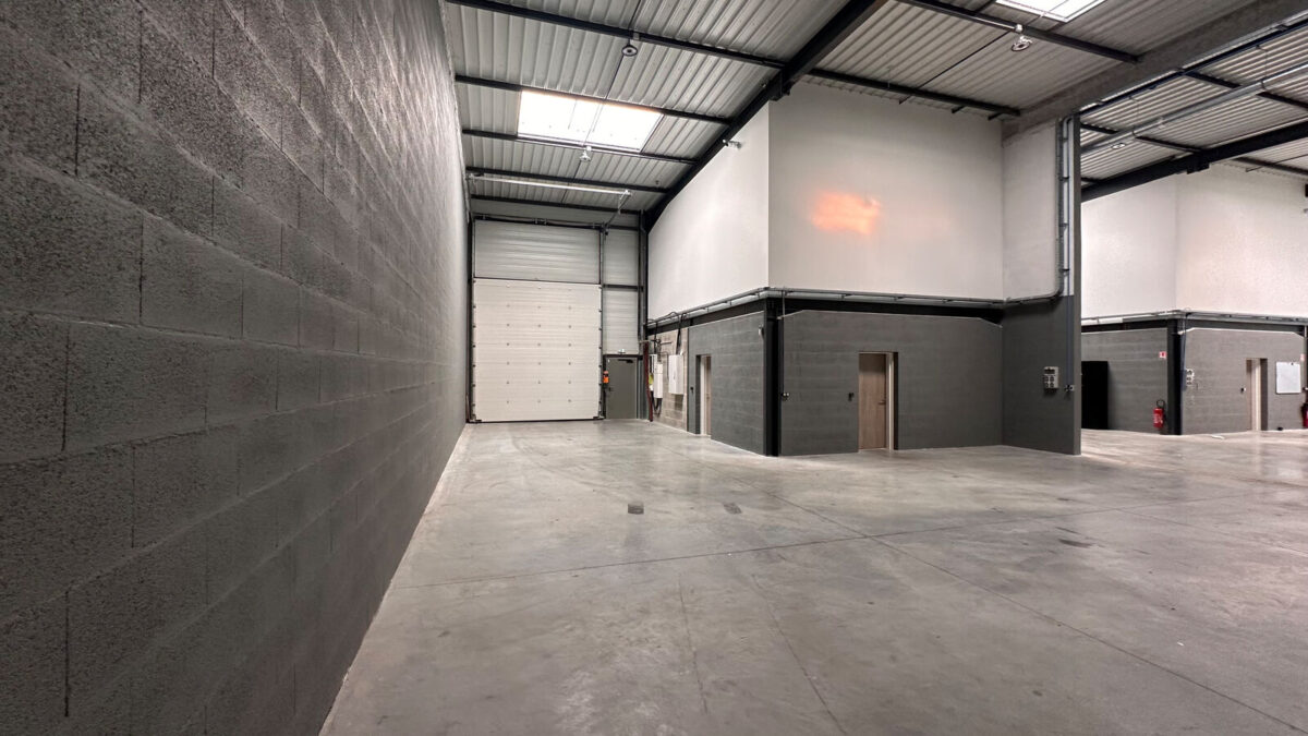 Locaux d'activité A LOUER de 623 m² divisibles à partir de 243 m² a CHASSIEU