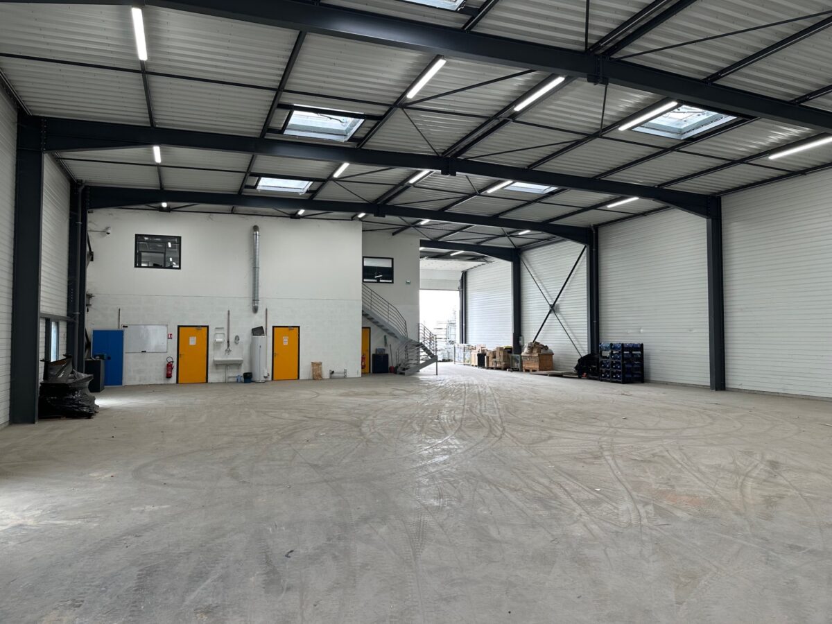 Locaux d'activité A LOUER de 800 m² sur 5400 m² de terrain a LA BOISSE