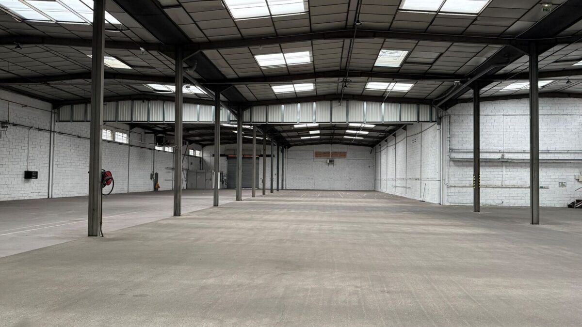 Locaux d'activité A LOUER de 3 260 m² non divisibles a VAULX EN VELIN