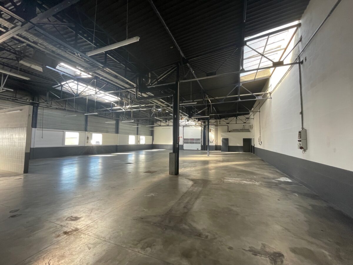 Locaux d'activité A LOUER de 740 m² non divisibles a VENISSIEUX