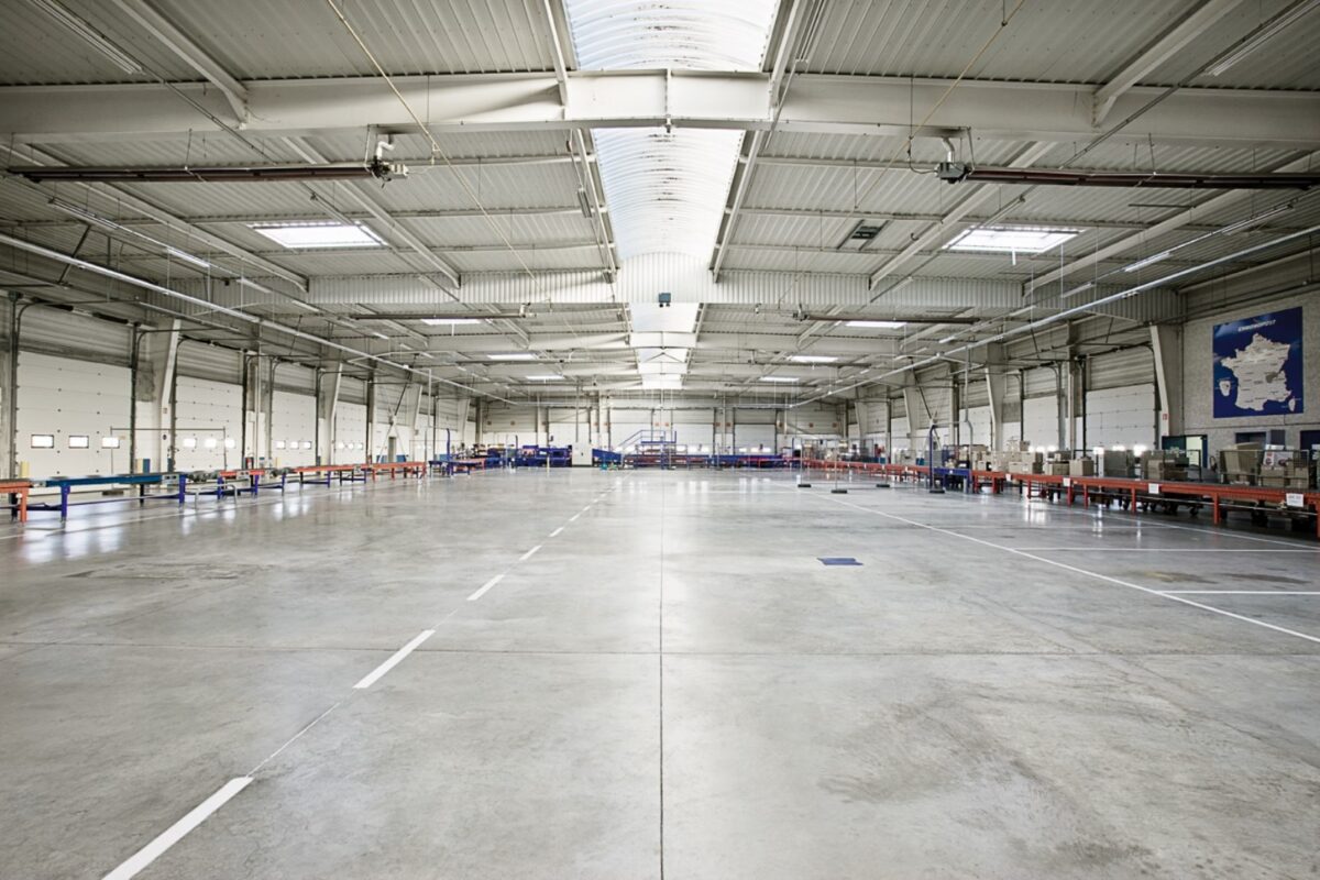 Locaux d'activité A LOUER de 3 846 m² non divisibles a DECINES CHARPIEU