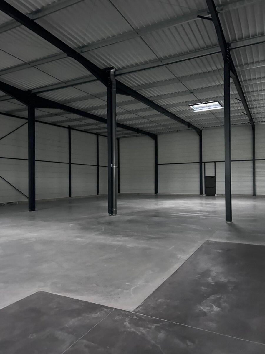 Locaux d'activité A LOUER de 894 m² non divisibles a MIRIBEL