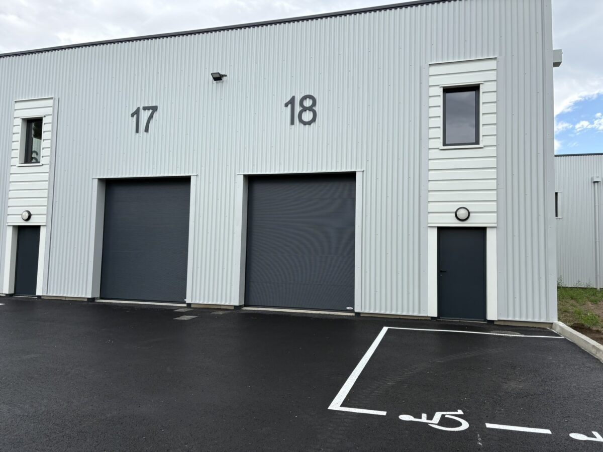 Locaux d'activité A VENDRE OU A LOUER de 1 430 m² divisibles à partir de 114 m² a SAINT GERMAIN NUELLES