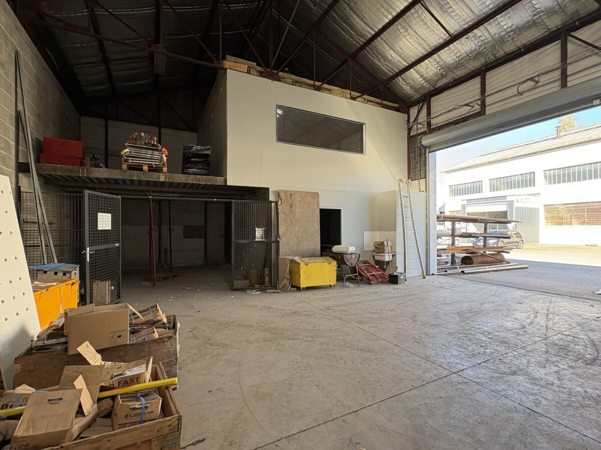 Locaux d'activité A LOUER de 200 m² non divisibles a FEYZIN