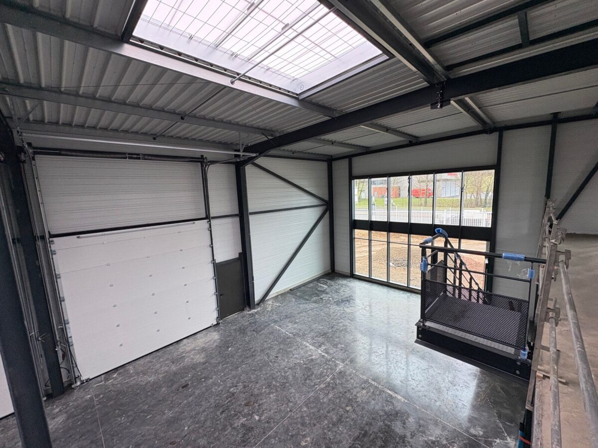 Locaux d'activité A LOUER de 840 m² divisibles à partir de 199 m² a LISSIEU