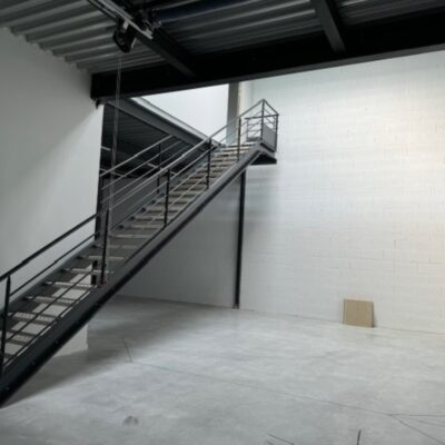 Locaux d'activité A VENDRE OU A LOUER de 242 m² non divisibles a LA TOUR DE SALVAGNY