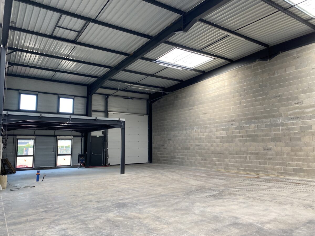 Locaux d'activité A LOUER de 357 m² non divisibles a SAINT PRIEST