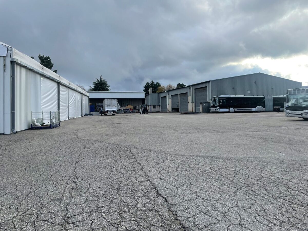 Locaux d'activité A VENDRE OU A LOUER de 1 700 m² non divisibles a DAVEZIEUX