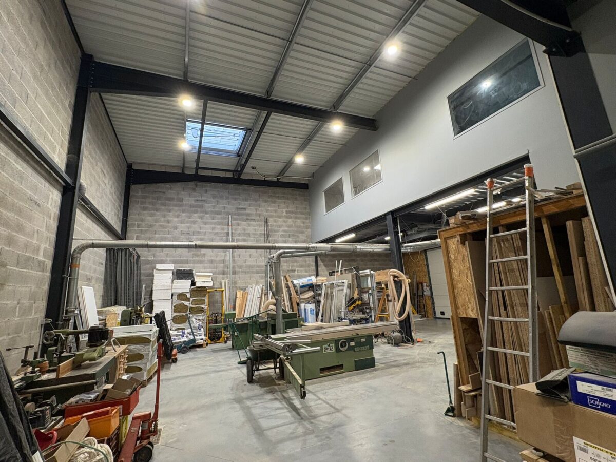 Locaux d'activité A VENDRE de 496 m² non divisibles a LA TOUR DE SALVAGNY