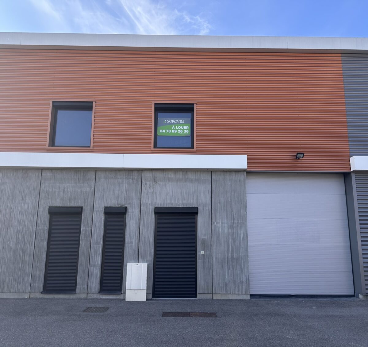 Locaux d'activité A VENDRE OU A LOUER de 203 m² non divisibles a MEYZIEU