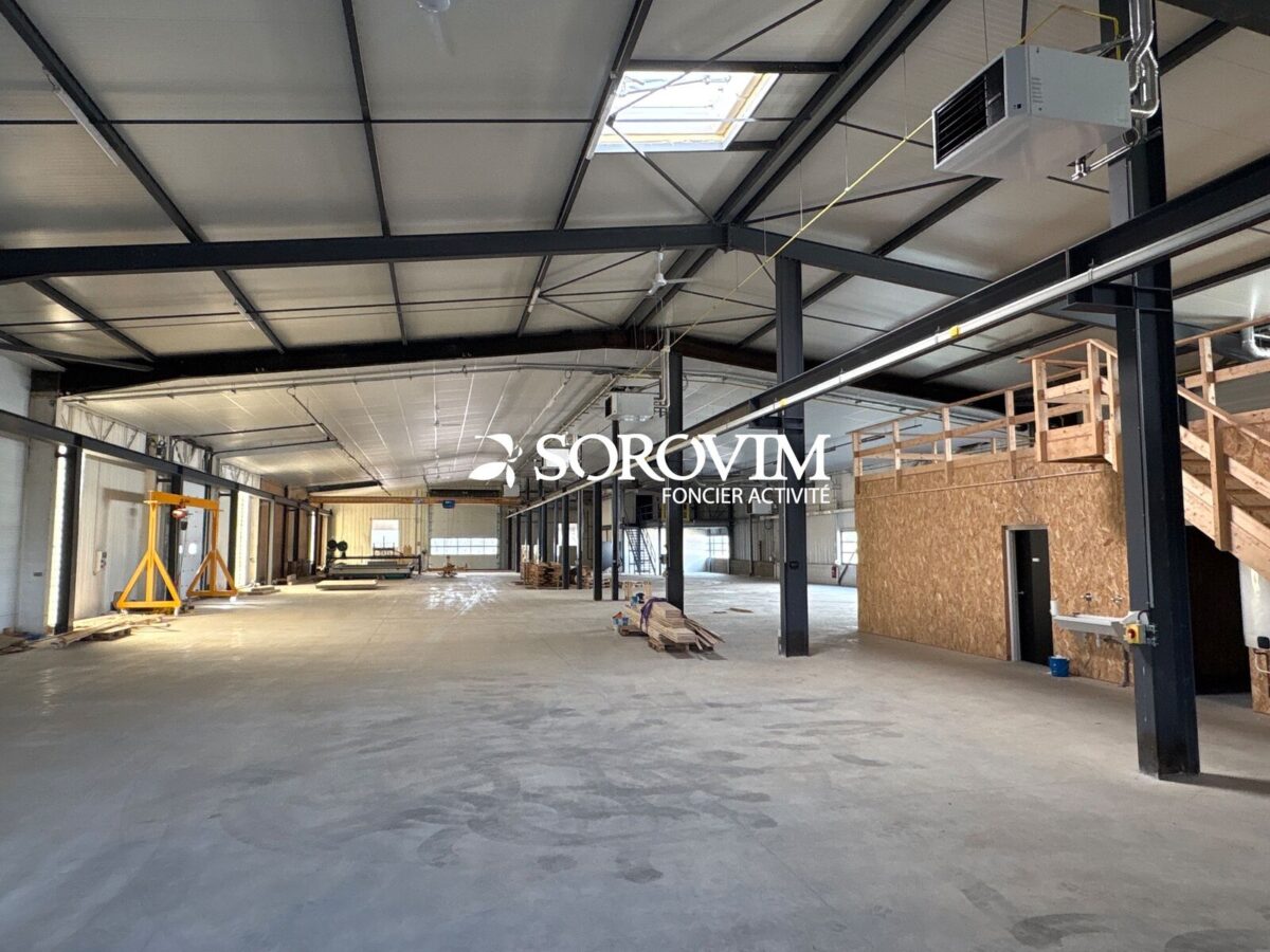 Locaux d'activité A VENDRE OU A LOUER de 1 884 m² non divisibles a CHAROLLES