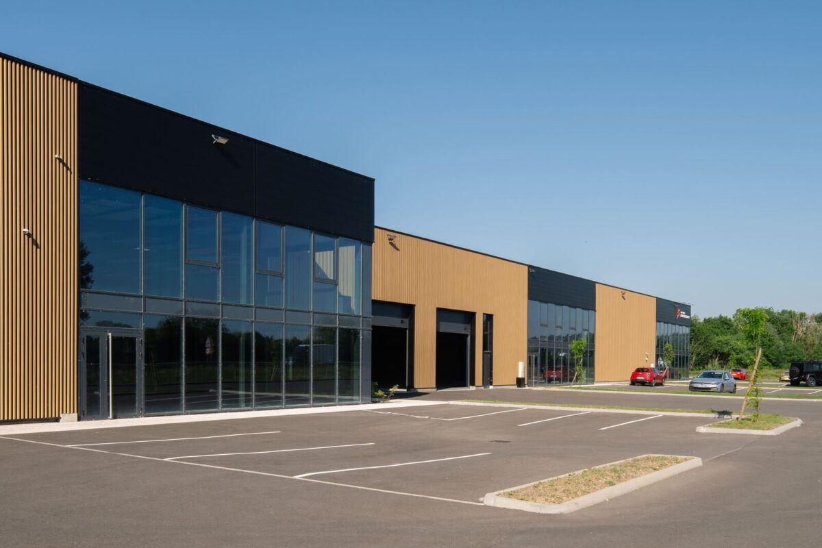 Locaux d'activité A LOUER de 871 m² non divisibles a AMBERIEUX