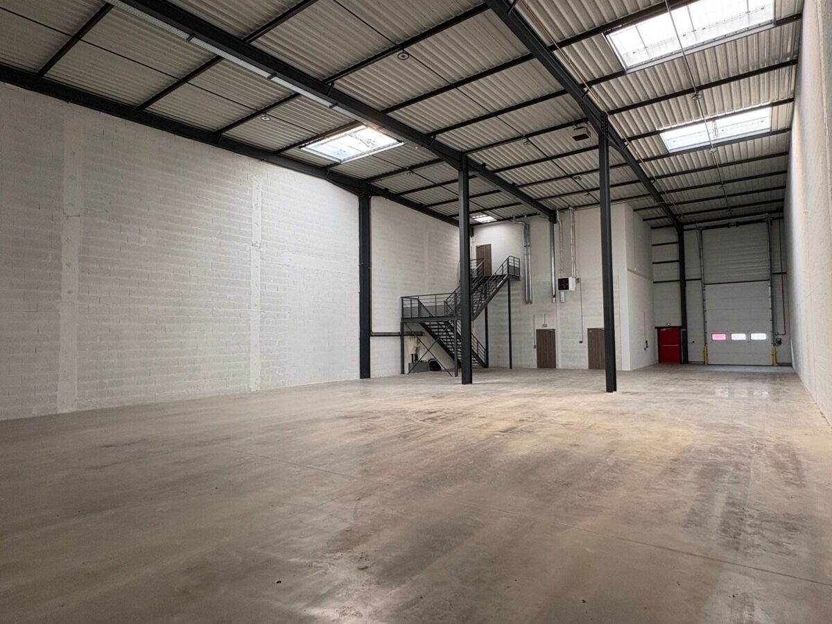 Locaux d'activité A LOUER de 4 654 m² divisibles à partir de 554 m² a HEYRIEUX