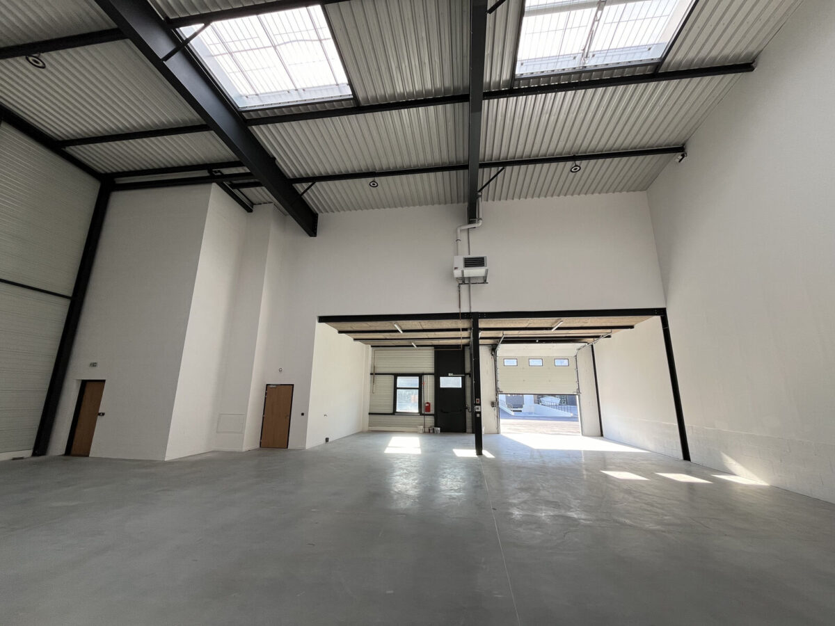 Locaux d'activité A LOUER de 14 217 m² divisibles à partir de 608 m² a SAINT PRIEST