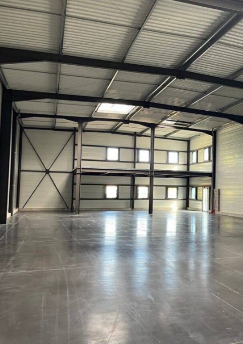 Locaux d'activité A VENDRE OU A LOUER de 2 923 m² divisibles à partir de 210 m² a SAINT REMY