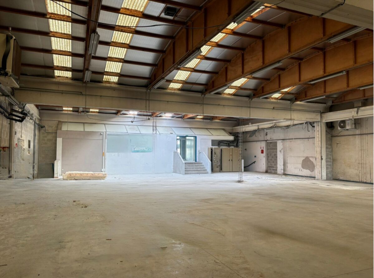 Locaux d'activité A VENDRE de 854 m² non divisibles a CHASSIEU