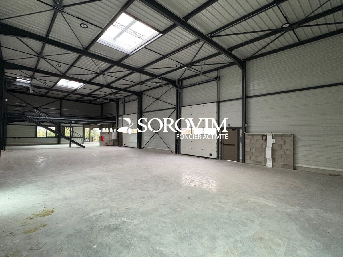 Locaux d'activité A LOUER de 408 m² divisibles à partir de 137 m² a JONS