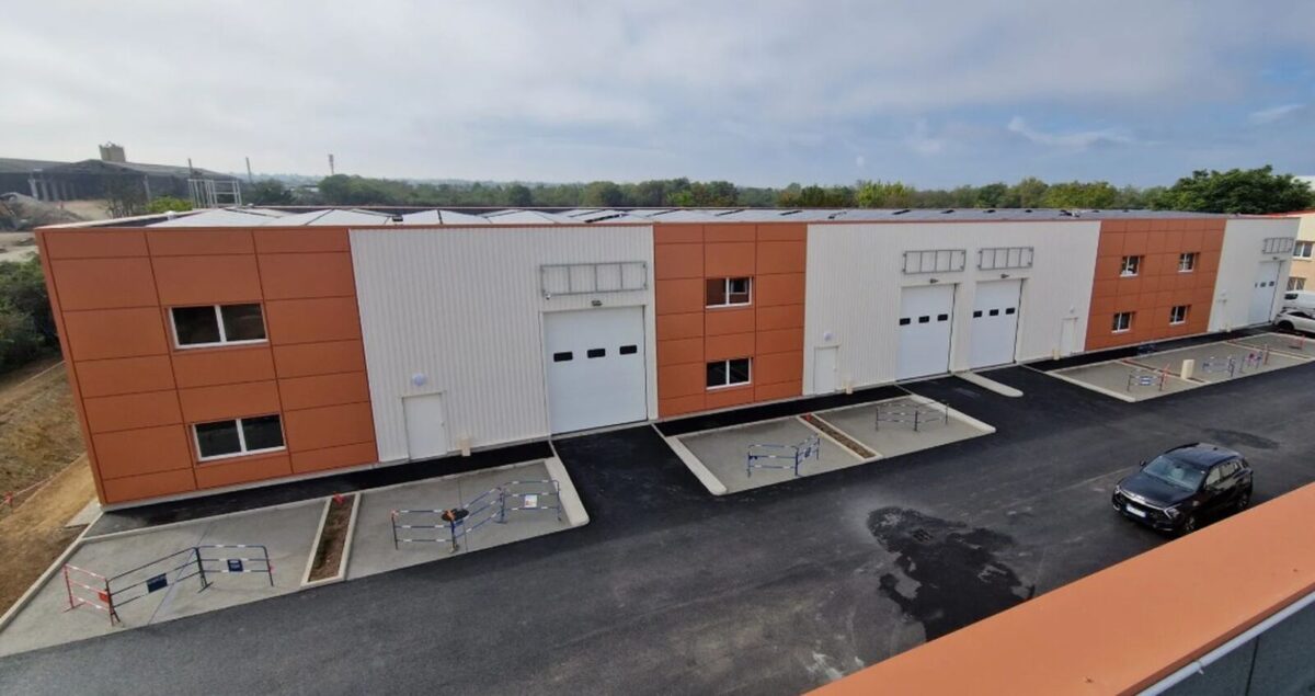 Locaux d'activité A LOUER de 1 518 m² divisibles à partir de 177 m² a CHASSIEU