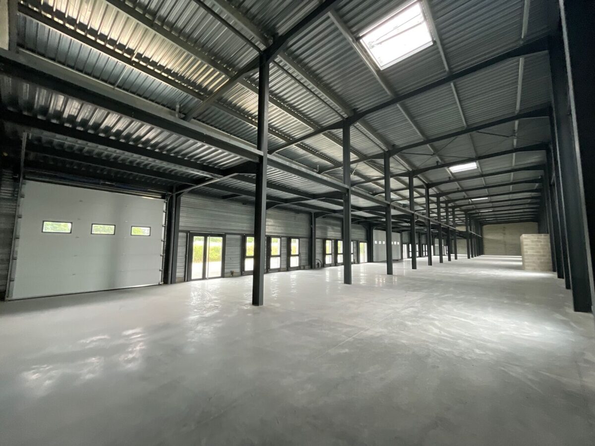 Locaux d'activité A VENDRE OU A LOUER de 605 m² divisibles à partir de 286 m² a BOURGOIN JALLIEU
