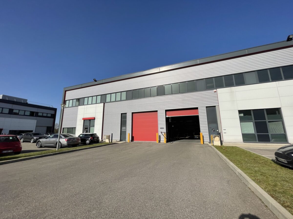 Locaux d'activité A LOUER de 1 940 m² divisibles à partir de 403 m² a MEYZIEU