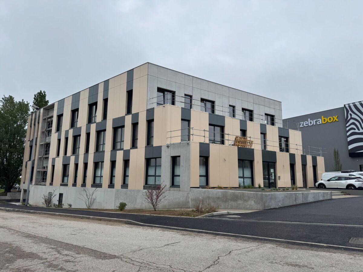 Bureaux A VENDRE de 933 m² divisibles à partir de 50 m² a LA TOUR DE SALVAGNY