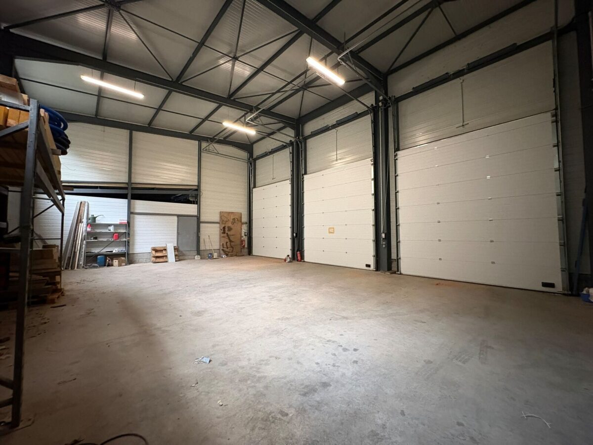 Locaux d'activité A LOUER de 455 m² divisibles à partir de 145 m² a DOMARIN