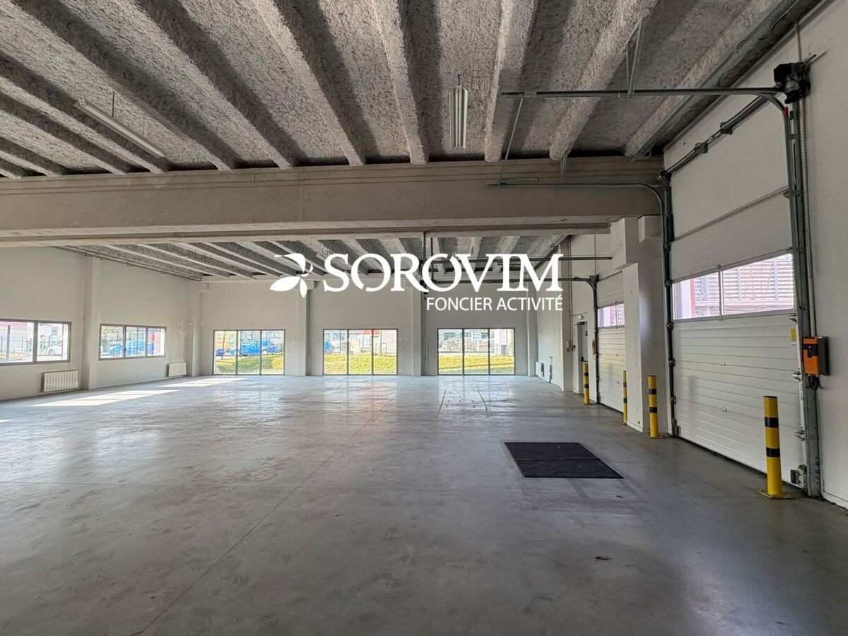 Locaux d'activité A LOUER de 3 603 m² divisibles à partir de 364 m² a SAINT PRIEST
