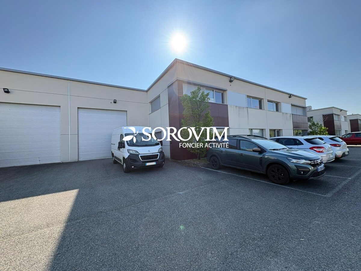Locaux d'activité A VENDRE OU A LOUER de 701 m² non divisibles a DECINES CHARPIEU