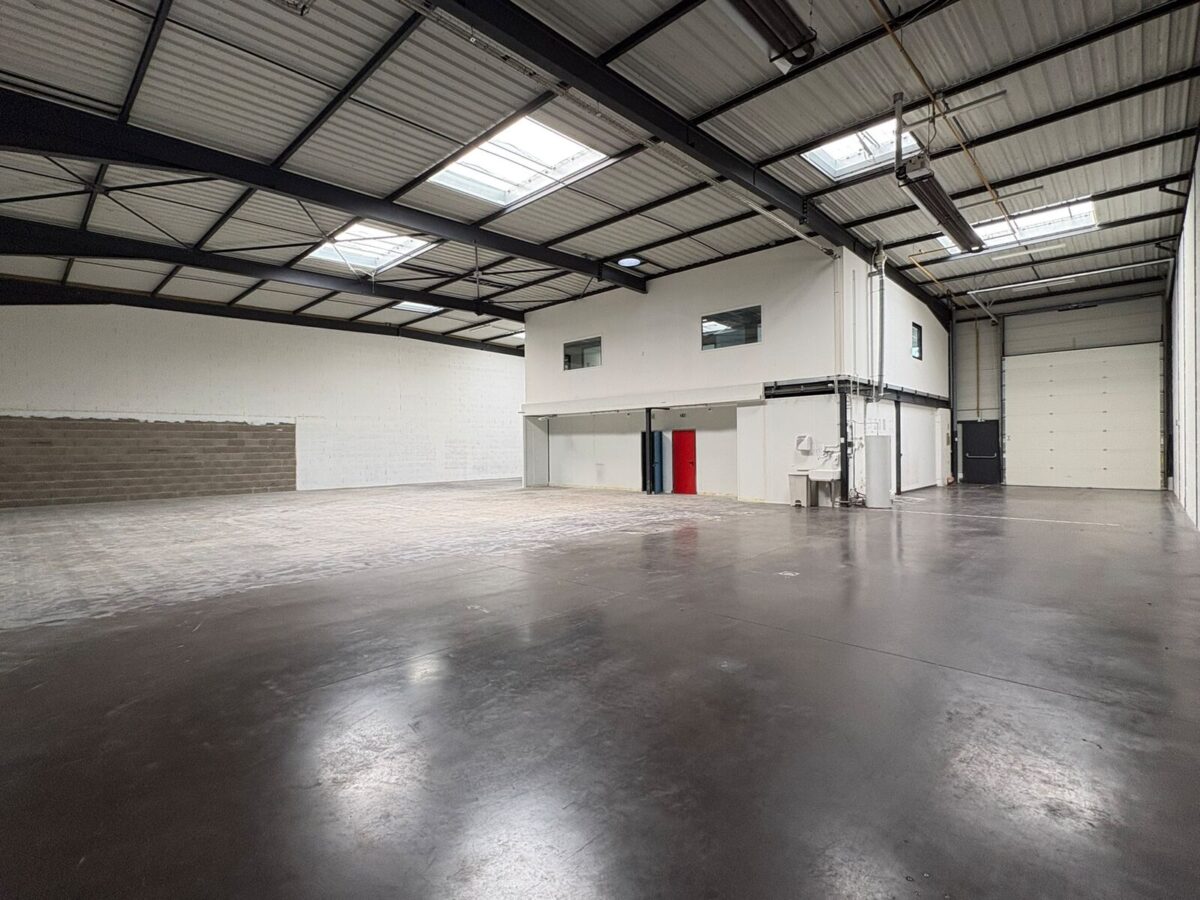 Locaux d'activité A VENDRE de 731 m² non divisibles a VENISSIEUX