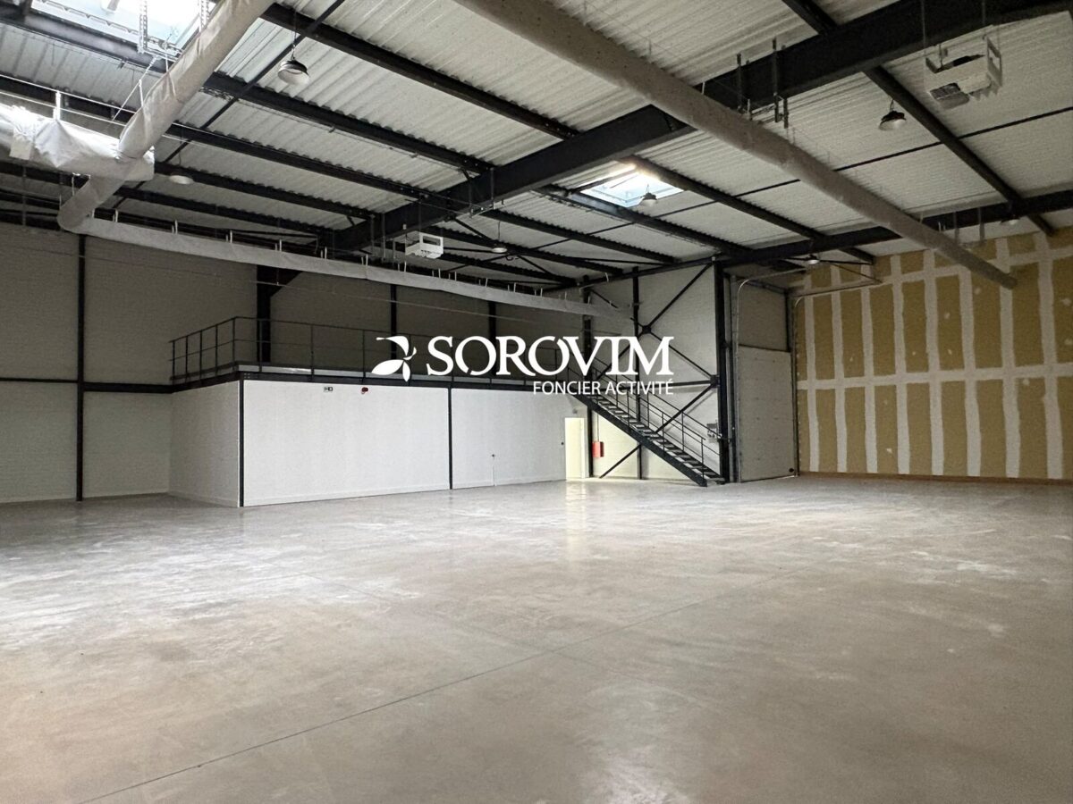 Locaux d'activité A VENDRE de 10 190 m² divisibles à partir de 512 m² a JANNEYRIAS