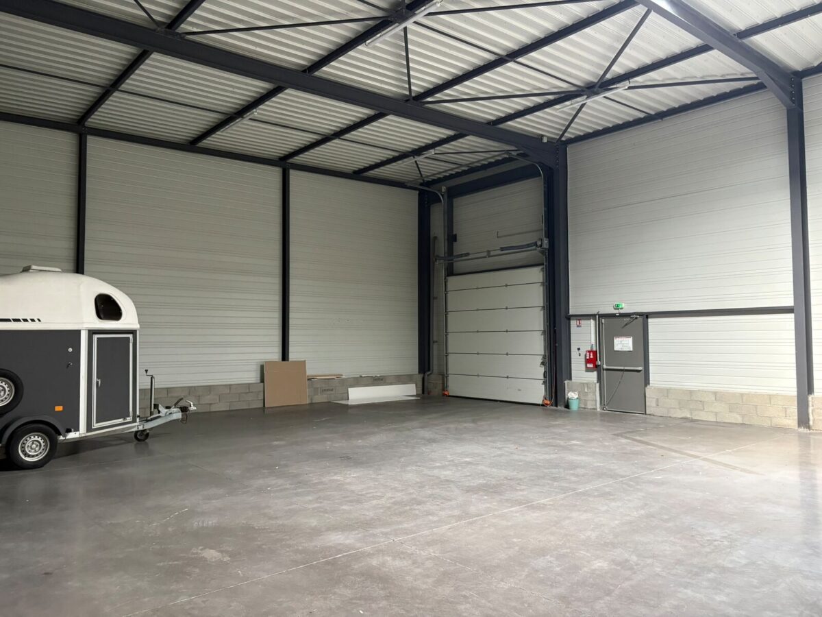 Locaux d'activité A LOUER de 1 072 m² divisibles à partir de 420 m² a MARCILLY D'AZERGUES