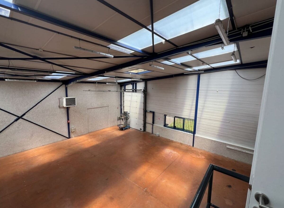 Locaux d'activité A LOUER de 599 m² divisibles à partir de 126 m² a SAINT GENIS LAVAL