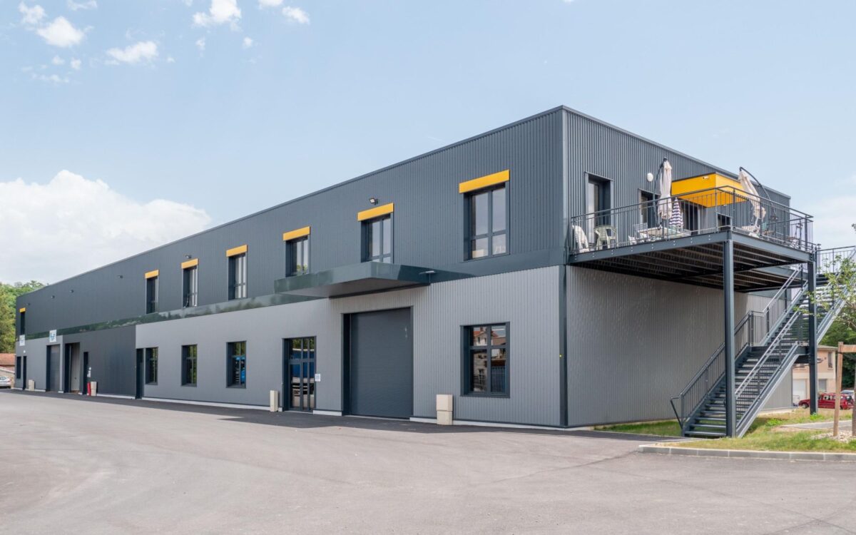 Locaux d'activité A LOUER de 4 530 m² divisibles à partir de 122 m² a NEUVILLE SUR SAONE