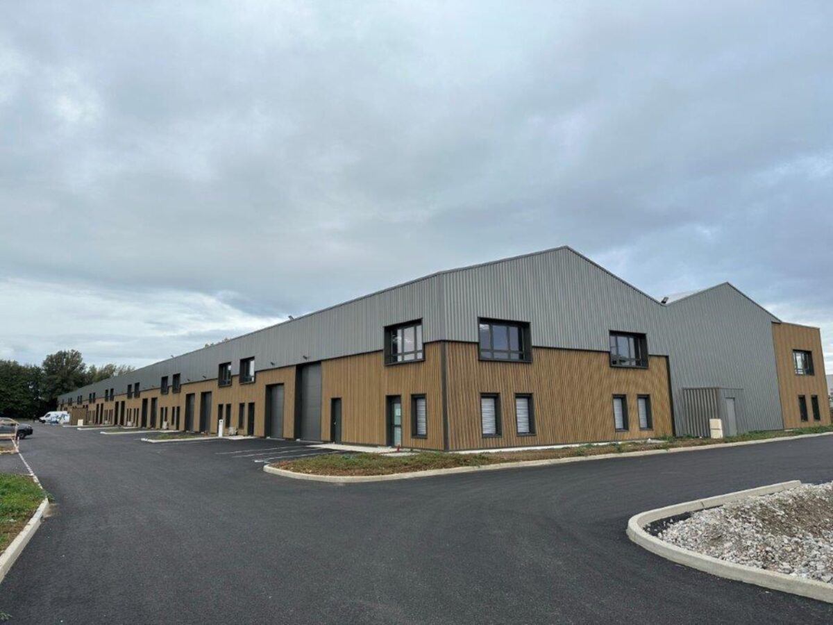 Locaux d'activité A VENDRE OU A LOUER de 467 m² divisibles à partir de 233 m² a BOURGOIN JALLIEU
