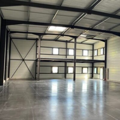 Locaux d'activité A VENDRE OU A LOUER de 2 923 m² divisibles à partir de 210 m² a SAINT REMY