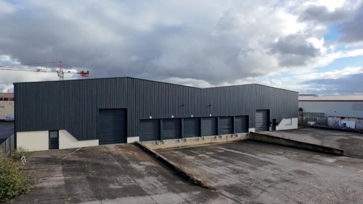 Locaux d'activité A VENDRE OU A LOUER de 1 968 m² divisibles à partir de 982 m² a MEYZIEU