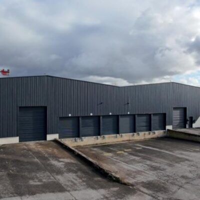 Locaux d'activité A VENDRE OU A LOUER de 1 968 m² divisibles à partir de 982 m² a MEYZIEU